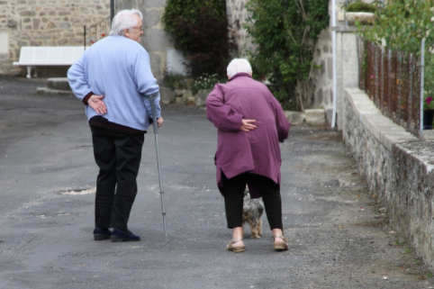 老年人的抵抗力相对较弱，针对他们的特殊防护建议有哪些