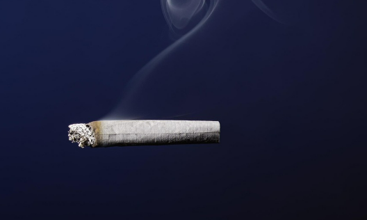 丈夫吸烟43年，妻子基因突变确诊肺癌晚期
