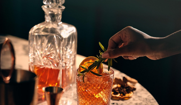 小酌怡情？不适合女性！多项研究：女性代谢酒精、大脑对酒精的反应均与男性有差异，饮酒危害远高于男性，每天一罐